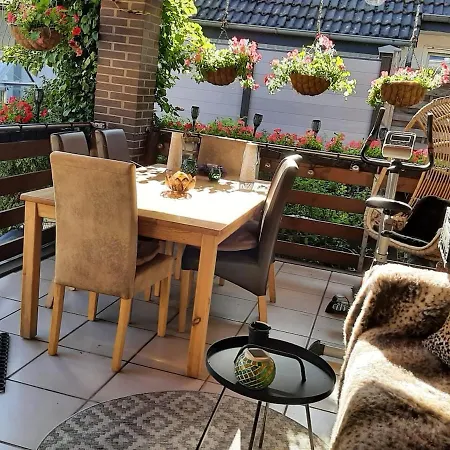 Charming Flat Steps Away From The Upper Unit Feriehus Wunstorf